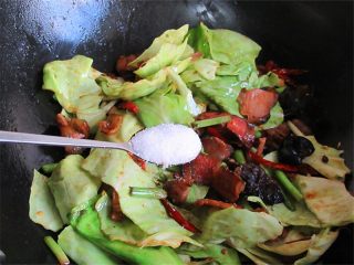 腊肉蒜香卷心菜,加入盐、鸡粉、黑椒粉翻炒均匀，即可出锅