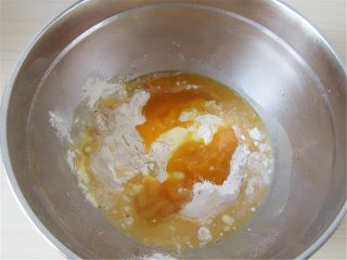 小鸡馒头,将南瓜糊里加入200克面粉，注意不用另外加水，如果面还粘的话，可以稍加一点点面粉，筷子调匀成絮状
