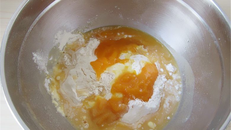 小鸡馒头,将南瓜糊里加入200克面粉，注意不用另外加水，如果面还粘的话，可以稍加一点点面粉，筷子调匀成絮状