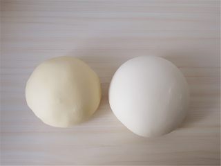 小鸡馒头,和成光滑的南瓜面团后，再把剩下的3克酵母水加入300克面粉和成光滑的白面团