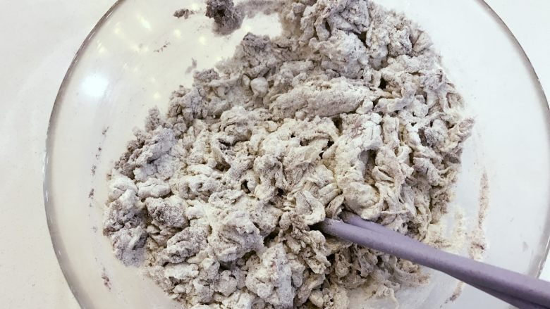 宝宝辅食：黑米馒头-12M+ ,在面粉中加入黑米粉、细砂糖和融化好的酵母，用刮刀或筷子搅拌成絮状。