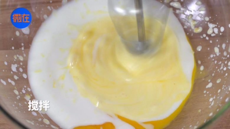 4道低脂减肥餐，让你夏天前瘦成一道闪电,2.蛋黄2个，酸奶100克，搅拌，筛入低粉25克，搅拌。