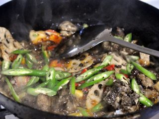 香辣干锅排骨,快速翻炒，并根据自己的口味放辣椒。
