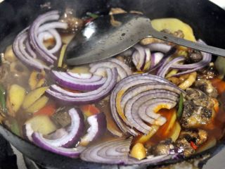 香辣干锅排骨,待锅里水分快收干时，倒入洋葱。