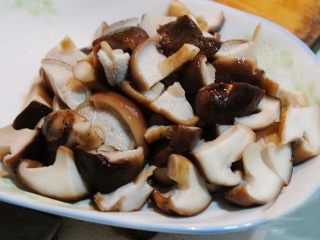 铁锅炖排骨,香菇洗净过水焯一下切片