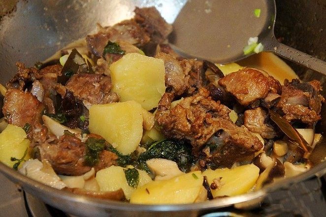 铁锅炖排骨,
大火收汁，撒点香菜碎味道更好