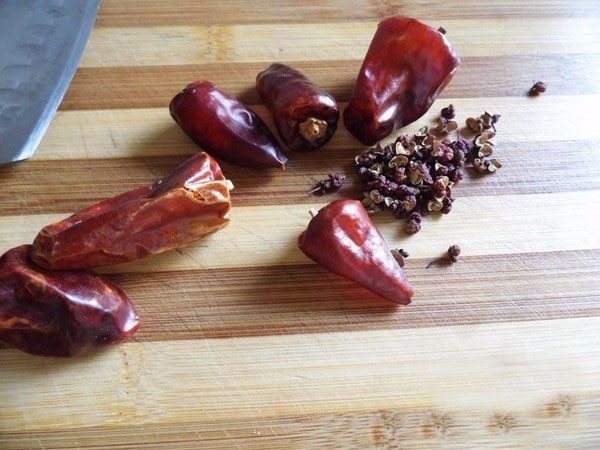 水煮肉片,
准备适量的辣椒和花椒，我用的贵州大红袍色泽好看味道没这么辣