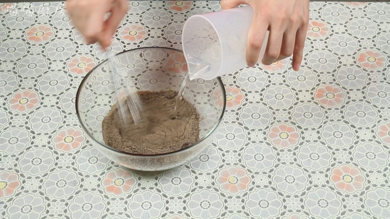 龟苓膏,用250克凉开水加入龟苓膏粉中。