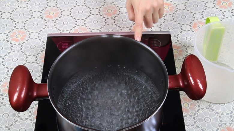龟苓膏,准备一个汤锅，锅里加入1000克水，大火烧开后改小火。