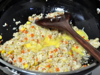 五谷杂粮炒饭,倒入打散的蛋黄，翻炒均匀后可出锅。