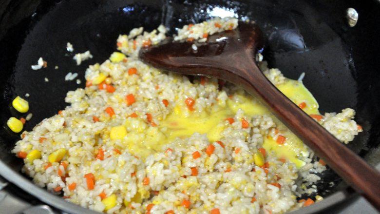 五谷杂粮炒饭,倒入打散的蛋黄，翻炒均匀后可出锅。