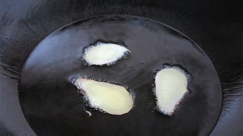 香菇蚕豆酱,锅预热，油七分热，放入生姜片炸至金黄捞出