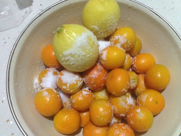 柠檬金橘酱,如图用盐再搓一遍，洗干净晾干水分。