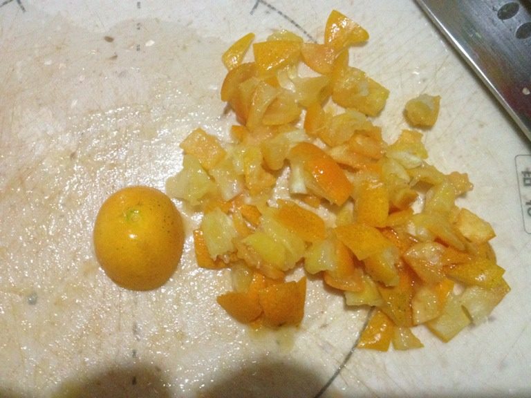 柠檬金橘酱,如图把挤完籽的金橘切成小块。