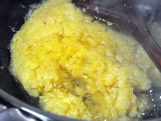 凤梨酥,炒到水份略干的时候倒入麦芽糖，继续翻炒。