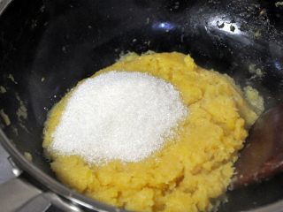 凤梨酥,颜色慢慢变黄，水份收干，放入白糖，继续炒馅，炒至色泽略焦糖色，在不糊锅的情况下，尽量把馅炒干一点。