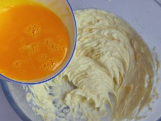 凤梨酥,分多次倒入蛋黄液，每一次都打发至充分融合，鸡蛋选择常温的。