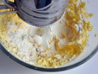 凤梨酥,筛入低筋面粉、杏仁粉、奶粉、盐，翻拌均匀，无干粉即可。