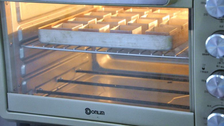 凤梨酥,放入提前预热好的烤箱，170度25分钟，烤至表面金黄即可。