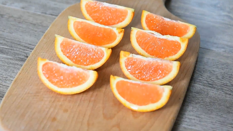 好吃又能止咳的小秘法——橙皮蜜饯,用刀去除果肉