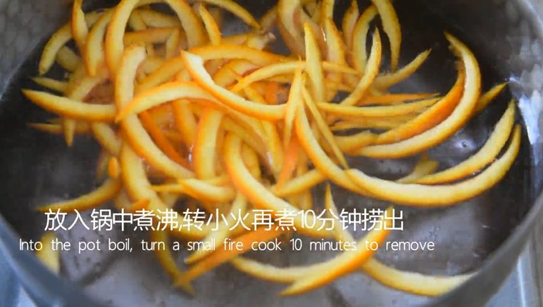 好吃又能止咳的小秘法——橙皮蜜饯,放入锅中煮沸，转小火再煮10分钟