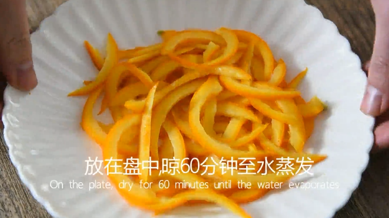好吃又能止咳的小秘法——橙皮蜜饯,放在盘中，晾60分钟至水蒸发