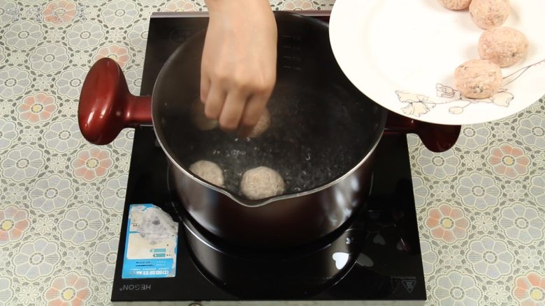 豆腐丸子汤,锅里烧开水，把丸子一个个放入，用中火继续煮开。