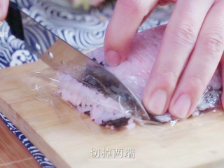 樱花寿司-踏青赏春最佳美食伴侣,取出寿司，切掉两头毛边