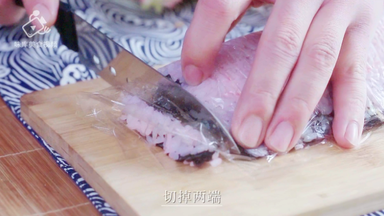 樱花寿司-踏青赏春最佳美食伴侣,取出寿司，切掉两头毛边