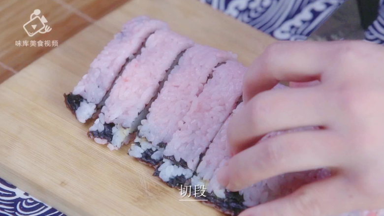 樱花寿司-踏青赏春最佳美食伴侣,取下保鲜膜，均匀切成6—7段