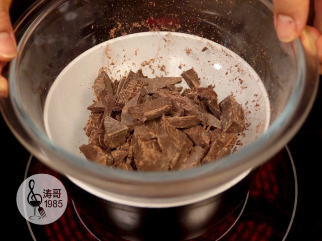 巧克力慕斯，十几分钟就可以轻松搞定,5、水烧开后转小火保持微微沸腾，同时把装了巧克力的容器放到小奶锅上，利用水蒸气的温度融化巧克力