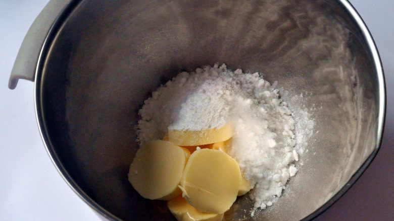 橙香磅蛋糕,糖粉和盐过筛，加入到黄油中。