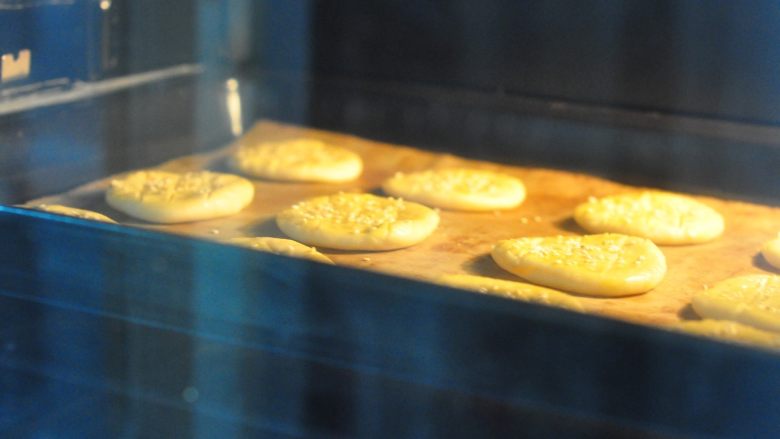 老婆饼,烤箱预热200度，上下火烤15分钟左右即可。