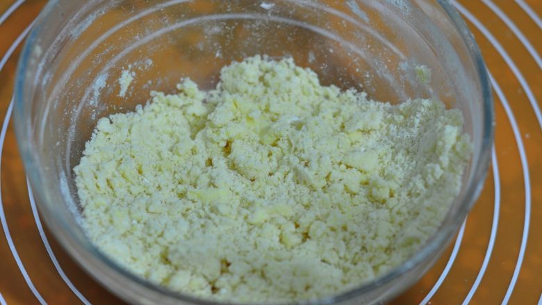 老婆饼,反复揉搓呈粒状，使面粉和油充分混合，然后揉成团。