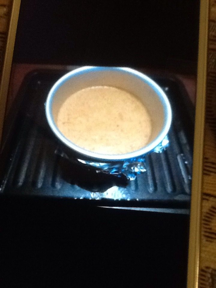 枣泥蛋糕 6寸,烤盘加水 把模具放入烤盘中 这种方法是防止烘烤中水分不足导致蛋糕开裂