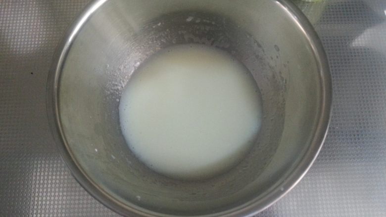 烘焙基础——戚风蛋糕,用手动打蛋器搅拌至砂糖融化，牛奶与玉米油形成乳化，如图中所示状态。