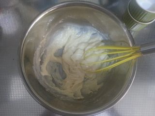 烘焙基础——戚风蛋糕,以画“8”字的手法将低筋面粉搅拌至无颗粒状（不要画圈搅拌，以免起筋）。