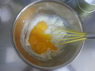 烘焙基础——戚风蛋糕,在搅拌好的面糊中加入蛋黄。