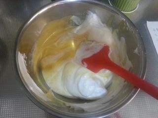 烘焙基础——戚风蛋糕,将蛋白与蛋黄糊翻拌均匀（从盆底部向上翻拌，忌画圈搅拌，以免消泡）