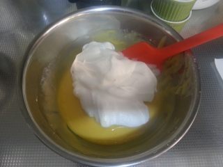 烘焙基础——戚风蛋糕,取1/3的蛋白加入至蛋黄糊中。