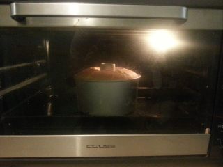 烘焙基础——戚风蛋糕,如图中所示为蛋糕在烤箱中烘烤的过程，蛋糕入烤箱后——蛋糕长高出模——蛋糕慢慢下降，与模同高。
