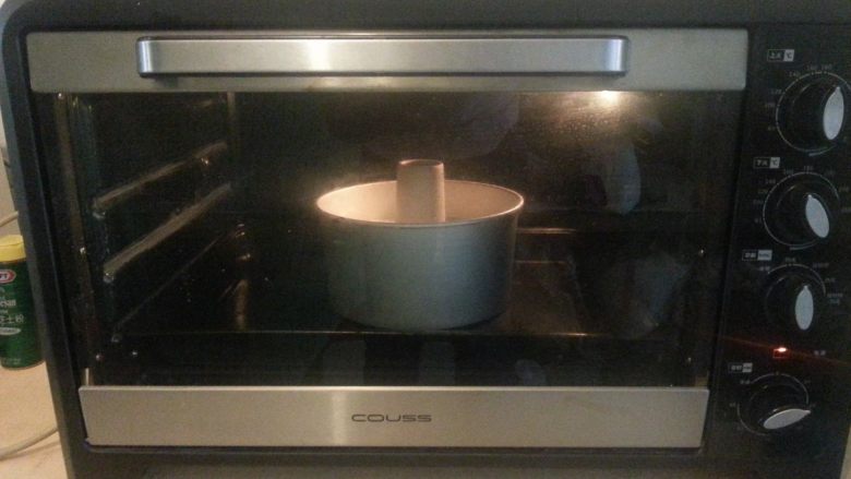 烘焙基础——戚风蛋糕,将蛋糕送入提前预热的烤箱中，以上火170度，下火150度，下层烤45分钟左右（无上下火就以160度烘烤即可，如果烘烤过程中，蛋糕表面上色过深