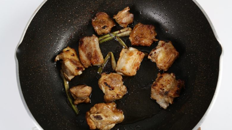排骨板栗香焖饭,每隔一分钟翻面，两面都煎得浅黄色后，加入适量的生抽、盐调味。