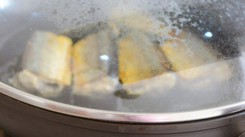 【秘汁秋刀鱼】猫跟你都想了解... ,煎鱼的过程中可以盖盖锅，
便于受热均匀~
