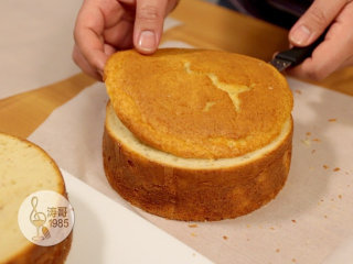 瑞士奶油霜 - 彩虹抹面蛋糕,3、切好后把顶拿掉，你可以直接吃掉或用来做其他甜品