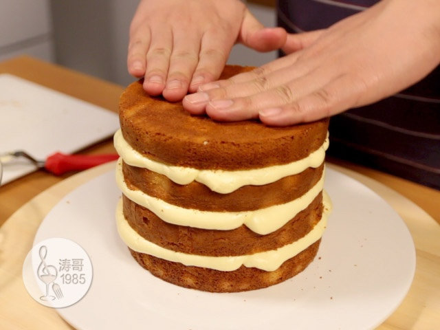 瑞士奶油霜 - 彩虹抹面蛋糕,14、继续用同样的方法填充，直到盖上最后一层蛋糕