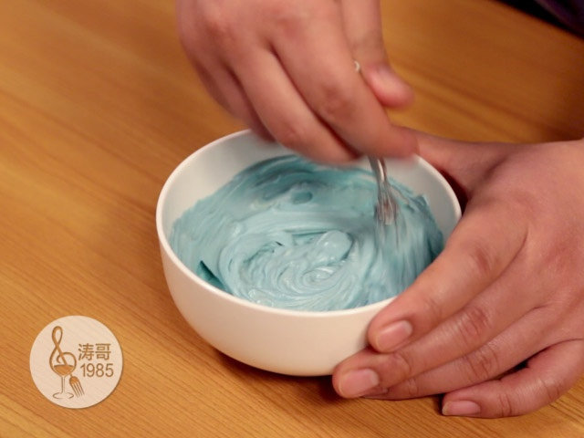 瑞士奶油霜 - 彩虹抹面蛋糕,18、在冷藏期间可以准备好抹面用的奶油霜，你可以根据自己的喜好把奶油霜调成需要的颜色