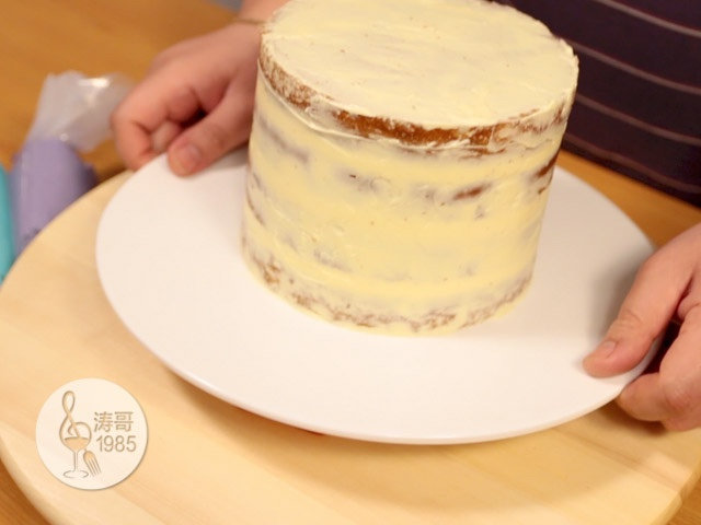 瑞士奶油霜 - 彩虹抹面蛋糕,20、20分钟过后从冰箱里取出蛋糕开始进行抹面