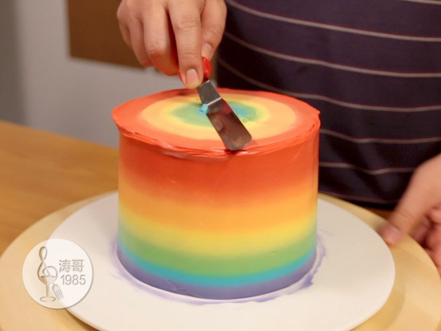 瑞士奶油霜 - 彩虹抹面蛋糕,24、但是我做的是多圈彩色的，所以只能用小抹刀慢慢旋转着抹平，不过用小抹刀抹出来的表面肯定没有刮板刮的平整