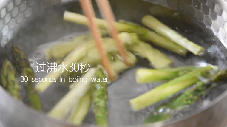 锁住这道春风里弥漫的鲜气——芦笋百合炒虾,过沸水30秒左右
